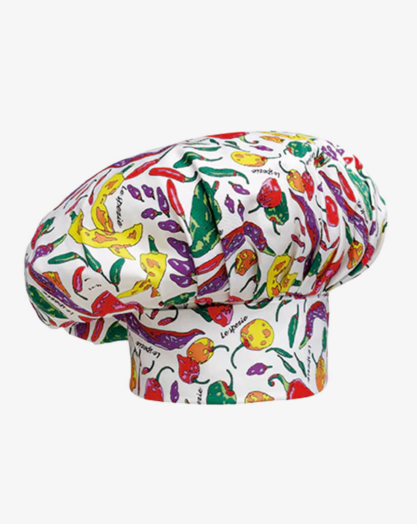 Cappello da cuoco bianco in misto cotone con fantasia multicolore a tema peperoncini e spezie, fascia piatta regolabile con velcro e parte superiore a sbuffo.
