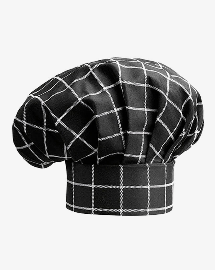 Cappello da cuoco nero in misto cotone con fantasia a grandi quadri bianchi, fascia piatta regolabile con velcro e parte superiore a sbuffo.