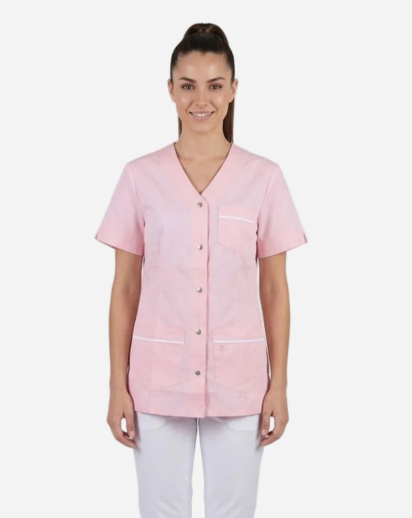 Casacca donna rosa a maniche corte taglio slim fit con scollo a V ed allacciatura centrale con bottoni a pressione a vista, tessuto stiro facile