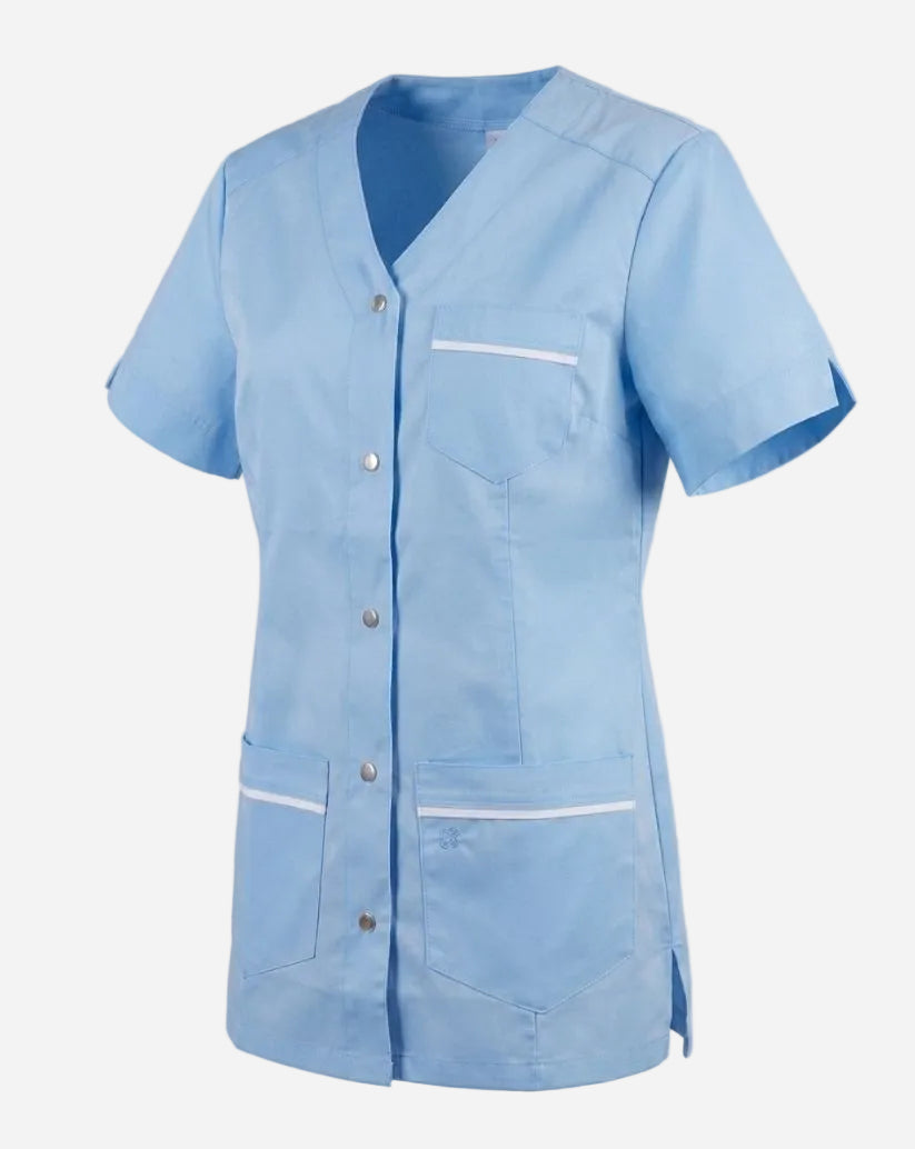 Casacca donna azzurra a maniche corte taglio slim fit con scollo a V ed allacciatura centrale con bottoni a pressione a vista, tessuto stiro facile