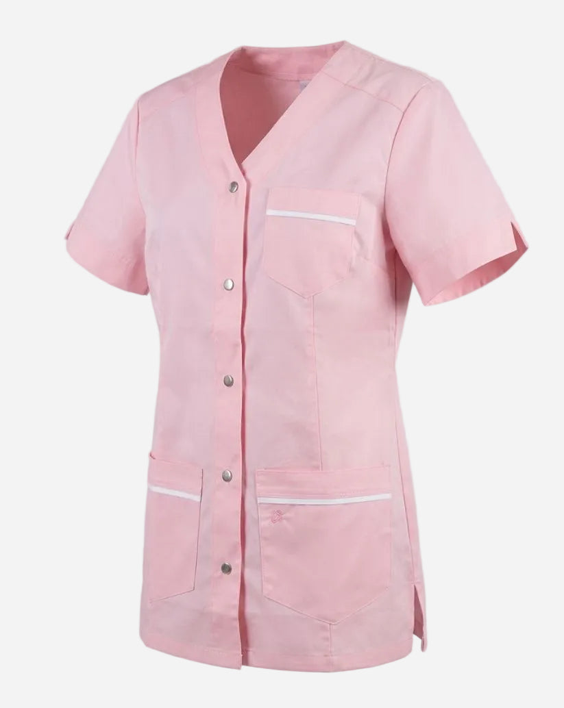 Casacca donna rosa a maniche corte taglio slim fit con scollo a V ed allacciatura centrale con bottoni a pressione a vista, tessuto stiro facile