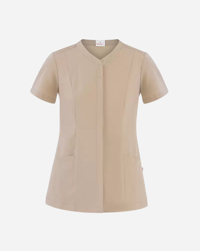 Casacca donna beige in poliestere con collo a serafino, abbottonatura nascosta, maniche corte e due tasche frontali.