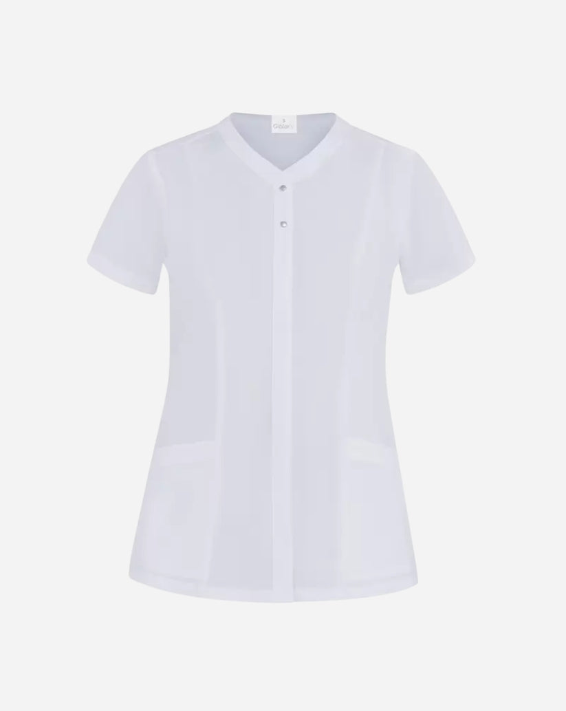 Casacca donna bianca in poliestere con collo a serafino, abbottonatura nascosta, maniche corte e due tasche frontali.