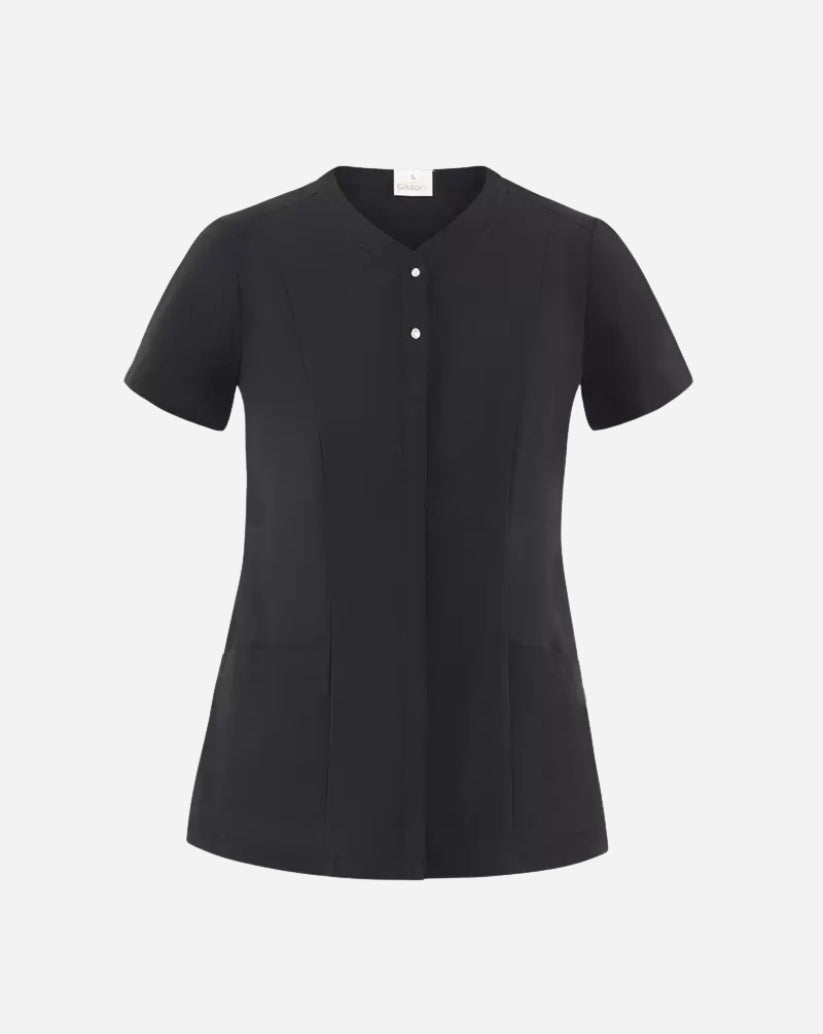 Casacca donna nera in poliestere con collo a serafino, abbottonatura nascosta, maniche corte e due tasche frontali.