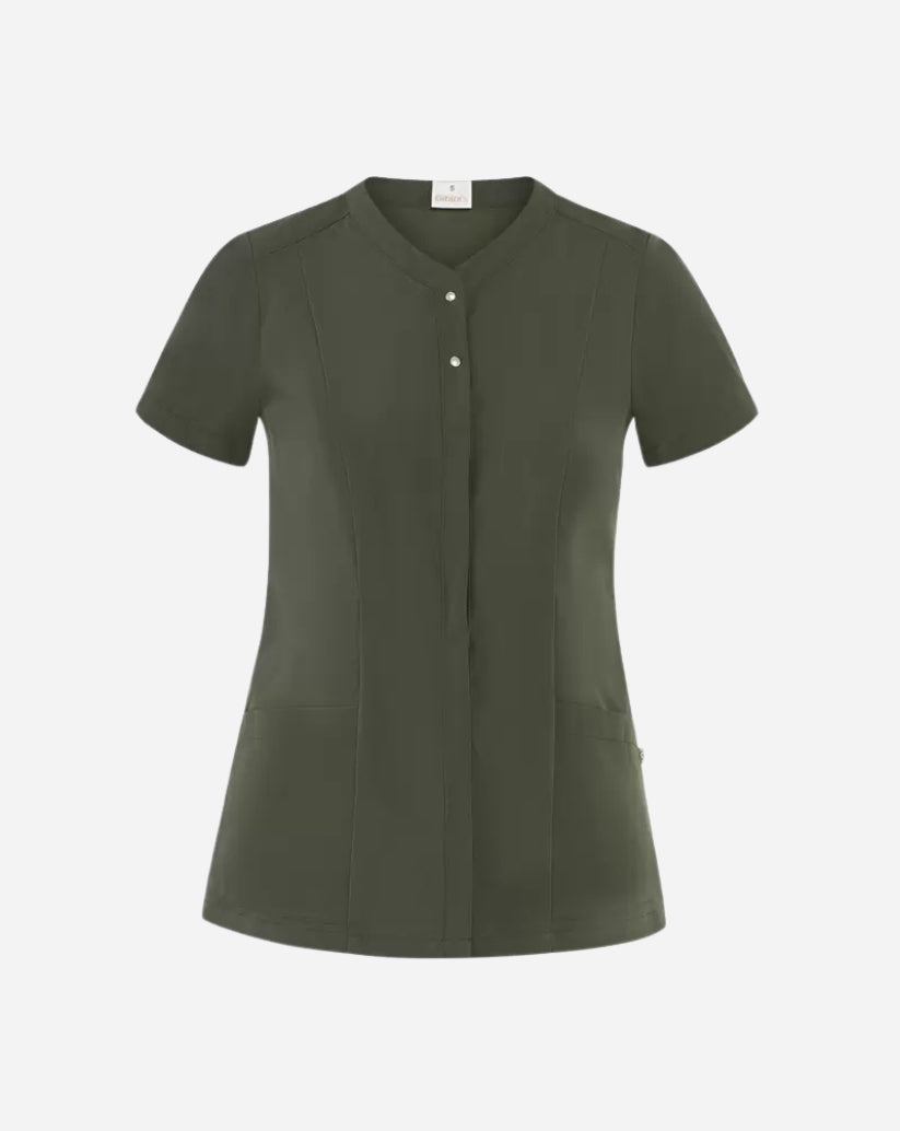 Casacca donna verde militare in poliestere con collo a serafino, abbottonatura nascosta, maniche corte e due tasche frontali.