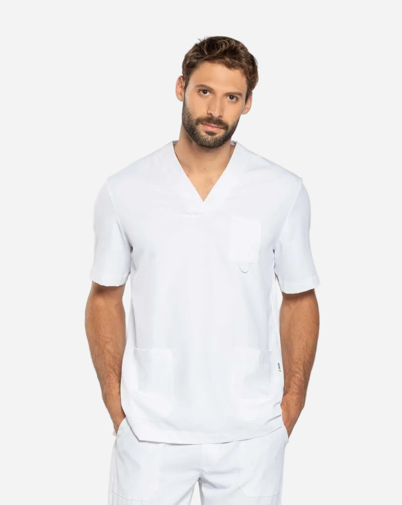 Casacca uomo bianca in tessuto SilvAir con scollo a V, maniche corte, taschino portapenne e spacchi laterali.