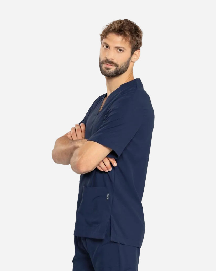 Casacca uomo blu in tessuto SilvAir con scollo a V, maniche corte, taschino portapenne e spacchi laterali.