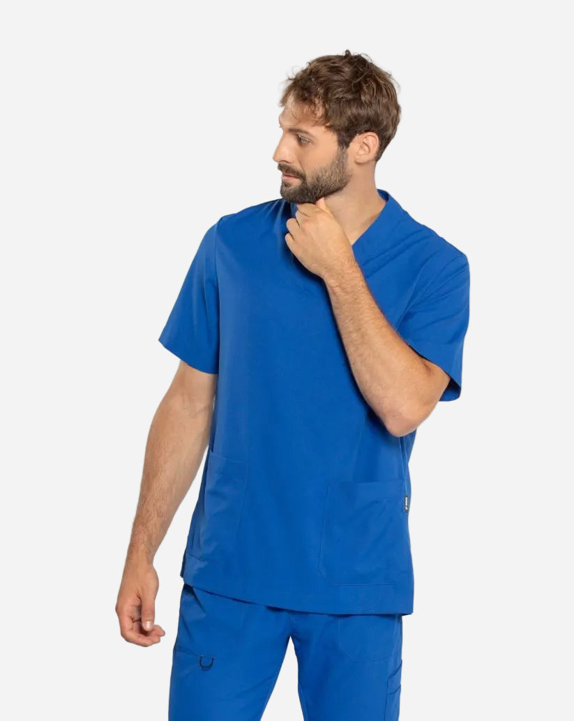 Casacca uomo blu elettrico in tessuto SilvAir con scollo a V, maniche corte, taschino portapenne e spacchi laterali.