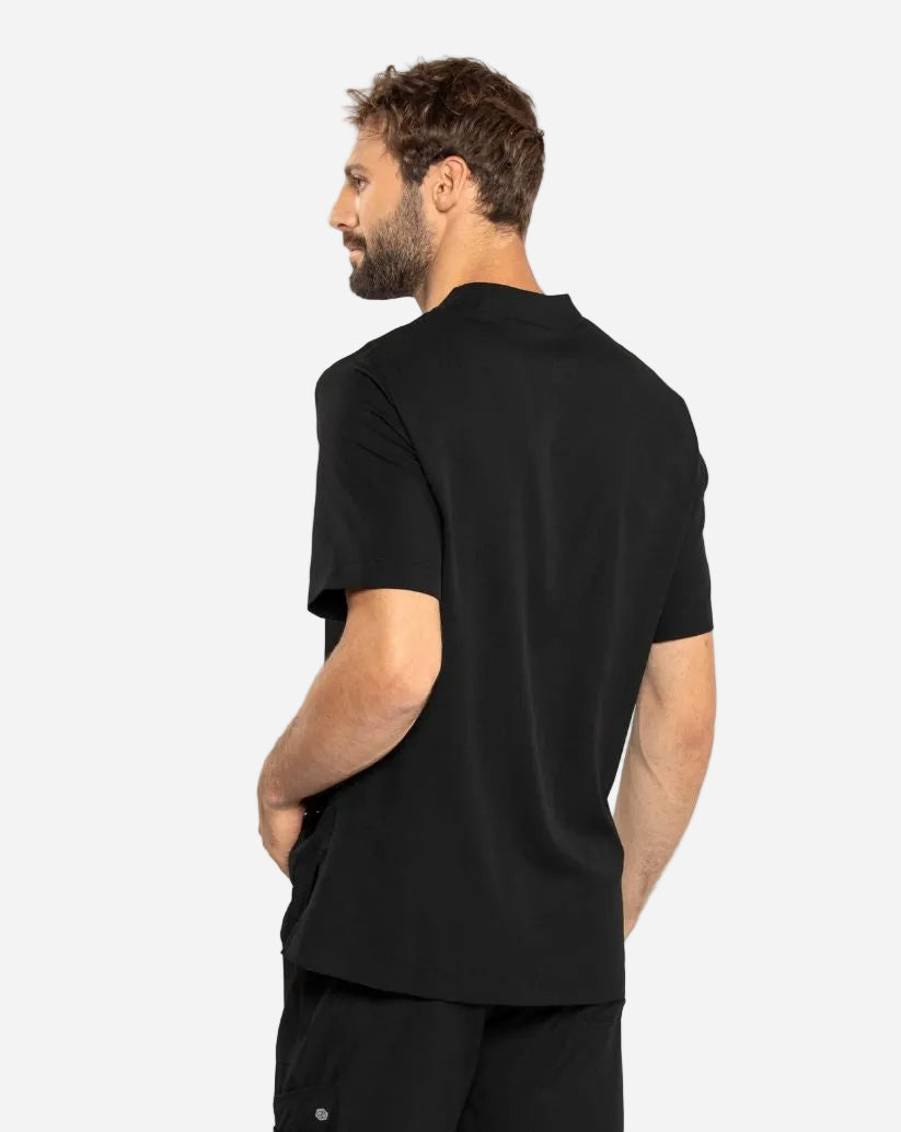 Casacca uomo nera in tessuto SilvAir con scollo a V, maniche corte, taschino portapenne e spacchi laterali.