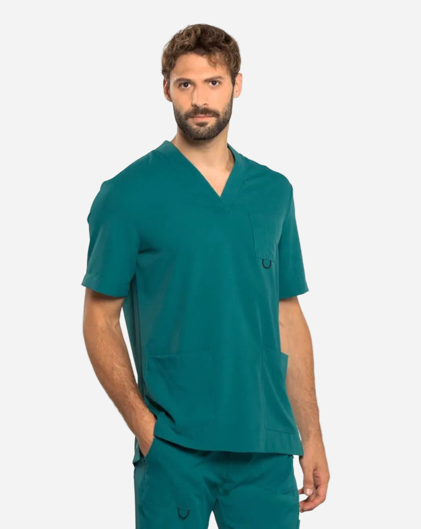 Casacca uomo ottanio in tessuto SilvAir con scollo a V, maniche corte, taschino portapenne e spacchi laterali.