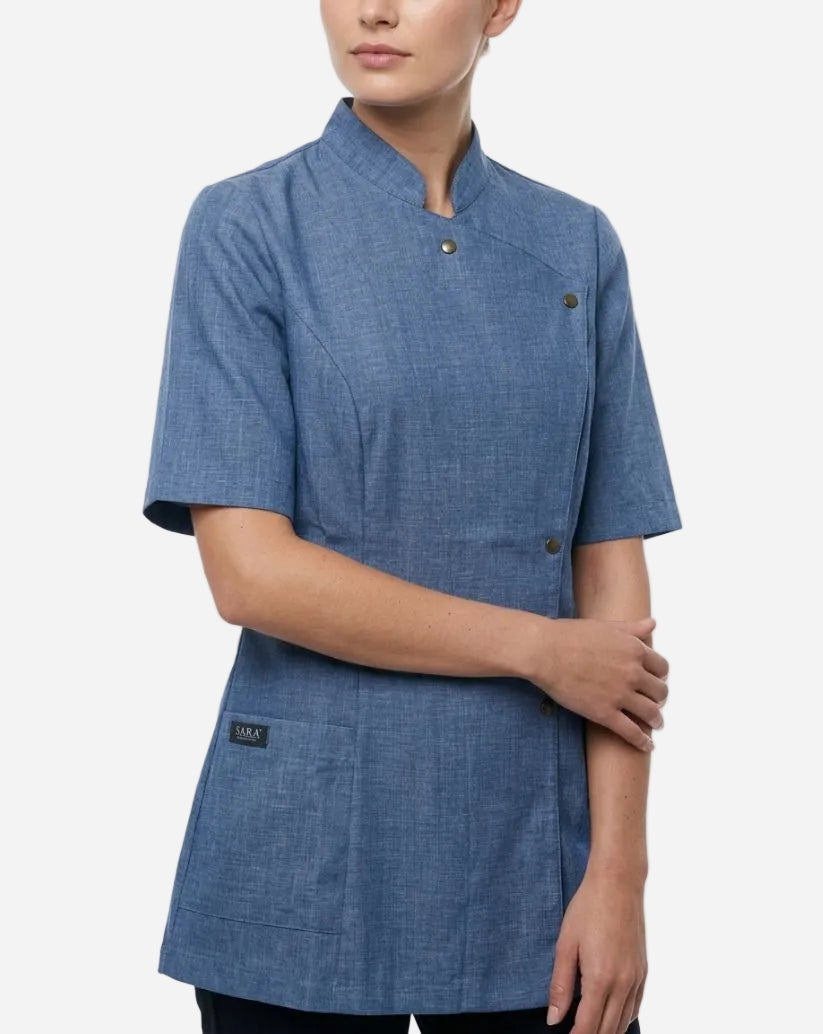 Casacca donna con colletto coreana a manica corta con allacciatura laterali con bottoni a clip a vista, in 100% microfibra