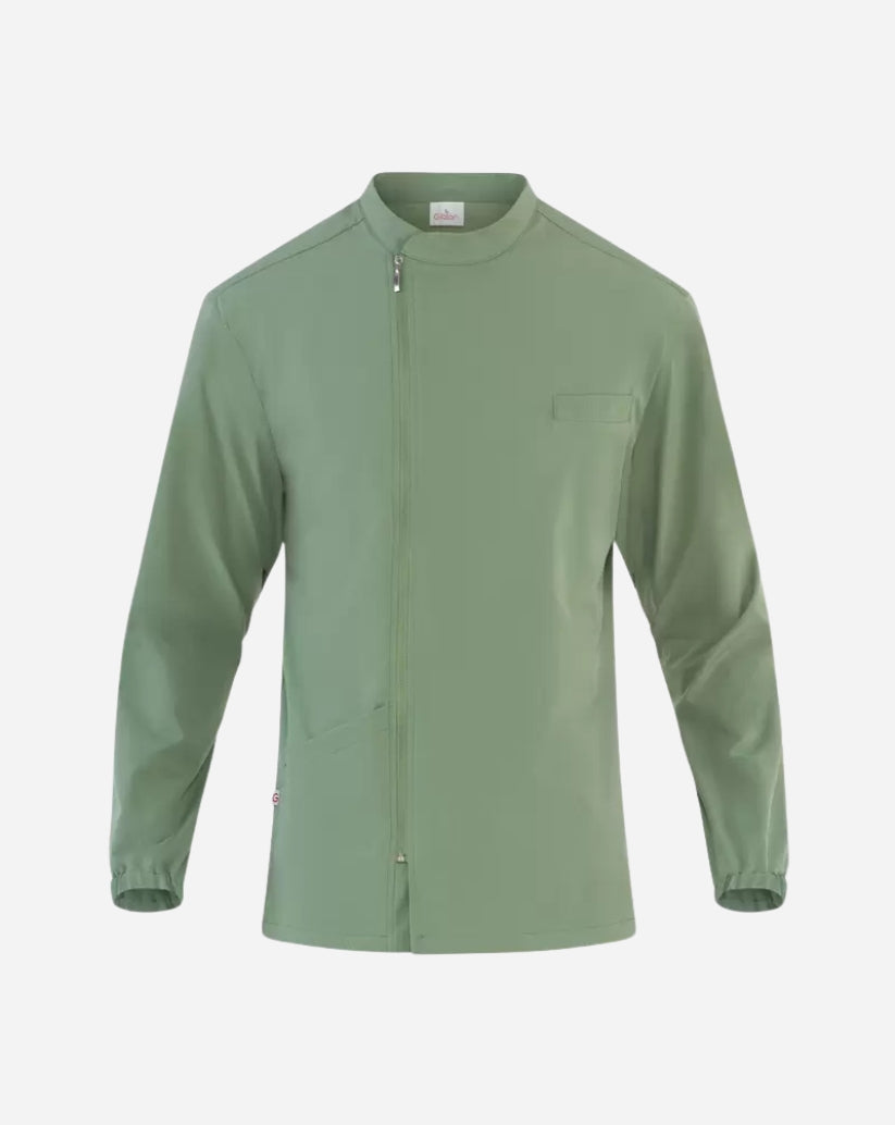 Casacca uomo verde salvia in poliestere con collo alla coreana, zip centrale, maniche lunghe e taschino sul petto.