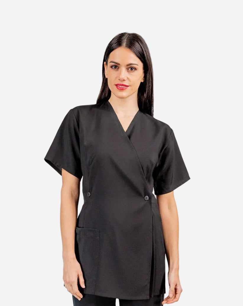 CASACCA donna  nera tipo “kimono” in microfibra, manica corta, scollo a “v” con chiusura incrociata, una tasca laterale, misura regolabile grazie al doppio bottone e laccio interno.