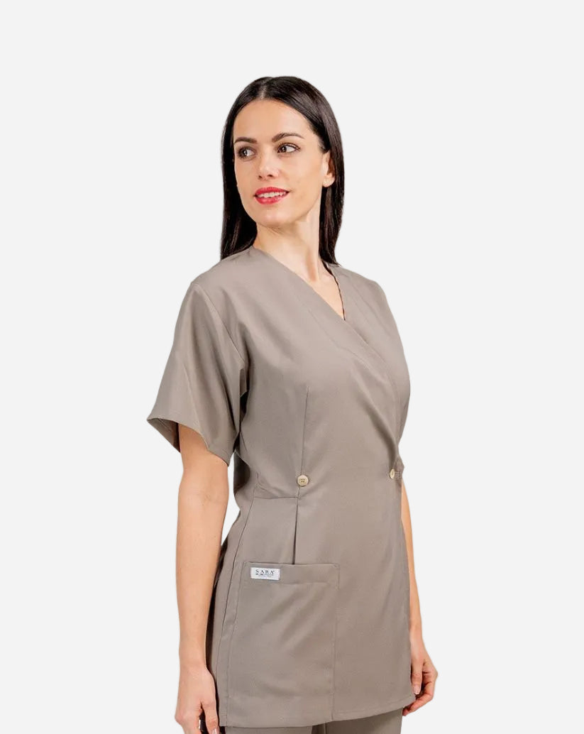 CASACCA donna tortora tipo “kimono” in microfibra, manica corta, scollo a “v” con chiusura incrociata, una tasca laterale, misura regolabile grazie al doppio bottone e laccio interno.