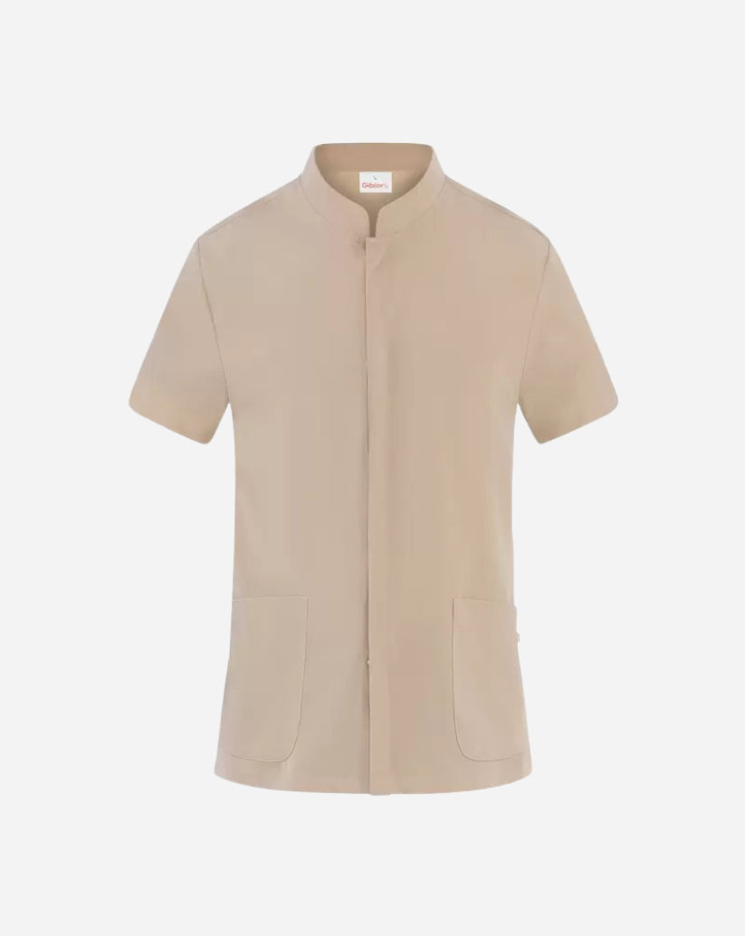 Casacca uomo beige in poliestere con collo alla coreana, abbottonatura nascosta, maniche corte e due tasche frontali.