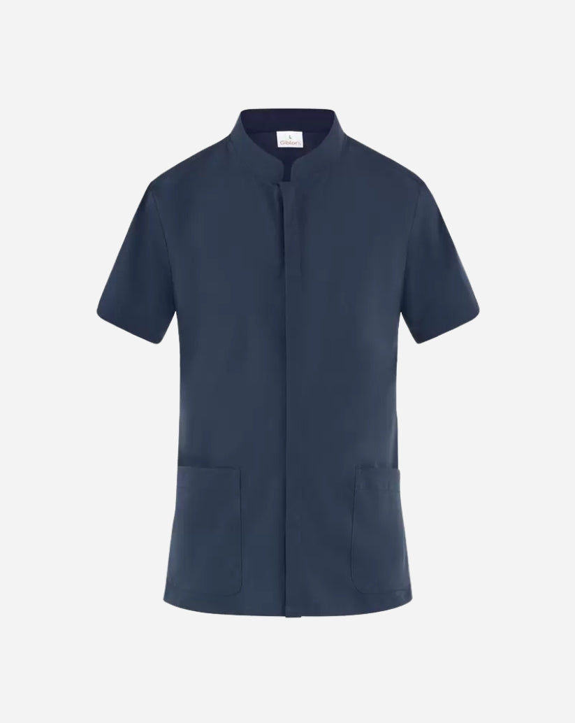 Casacca uomo blu in poliestere con collo alla coreana, abbottonatura nascosta, maniche corte e due tasche frontali.