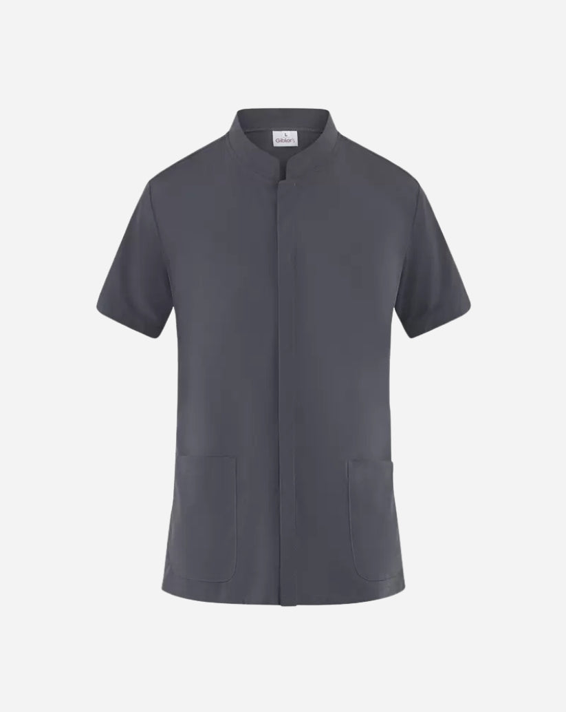 Casacca uomo grigia in poliestere con collo alla coreana, abbottonatura nascosta, maniche corte e due tasche frontali.