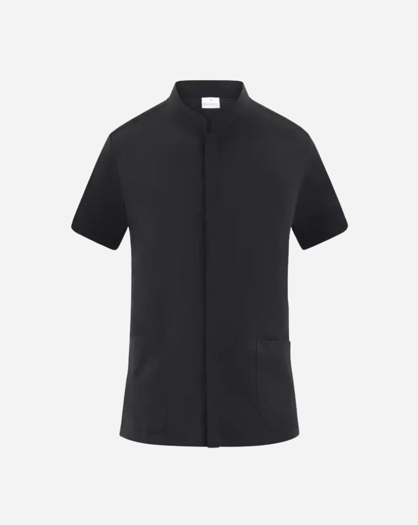 Casacca uomo nera in poliestere con collo alla coreana, abbottonatura nascosta, maniche corte e due tasche frontali.