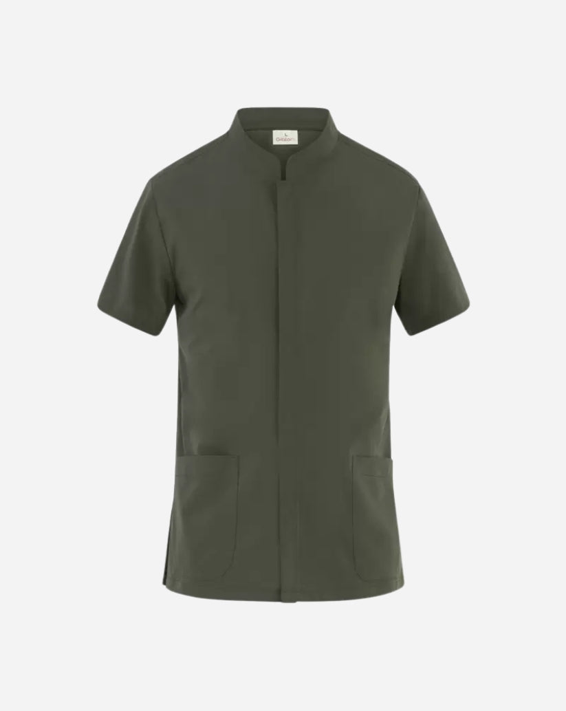 Casacca uomo verde militare in poliestere con collo alla coreana, abbottonatura nascosta, maniche corte e due tasche frontali.