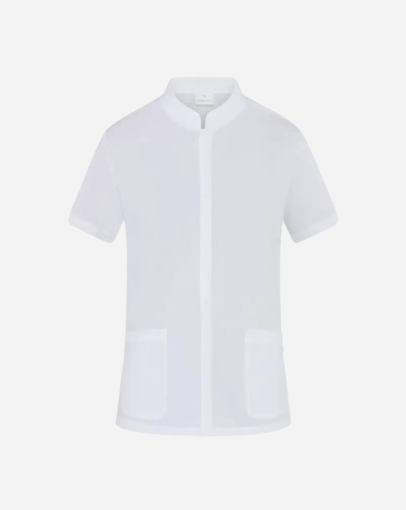 Casacca uomo bianca in poliestere con collo alla coreana, abbottonatura nascosta, maniche corte e due tasche frontali.