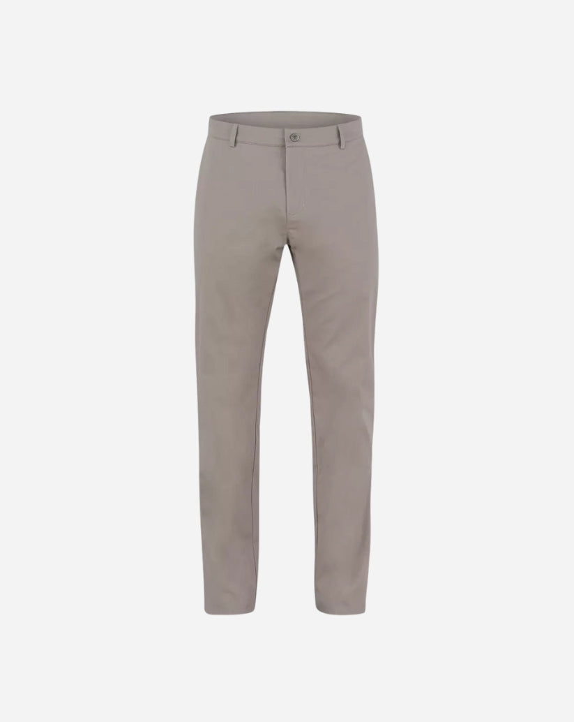Pantalone uomo tortora in cotone elasticizzato con chiusura a bottone, tasche alla francese e linea slim fit.