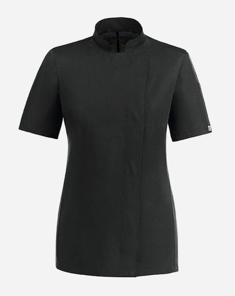 Giacca donna nera in microfibra con bottoni a pressione coperti, collo alla coreana, maniche corte e linea sfiancata.