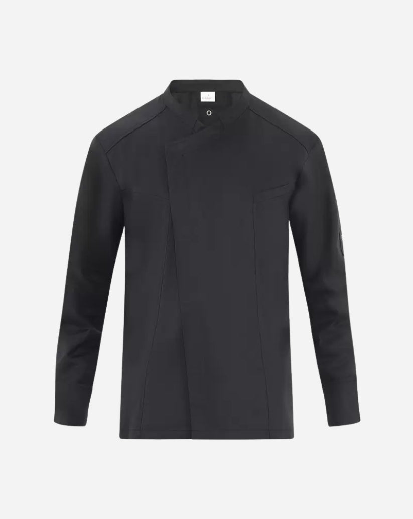 Giacca uomo nera in Tencel™ elasticizzato con collo alla coreana, abbottonatura nascosta, maniche lunghe e taschino sul petto.