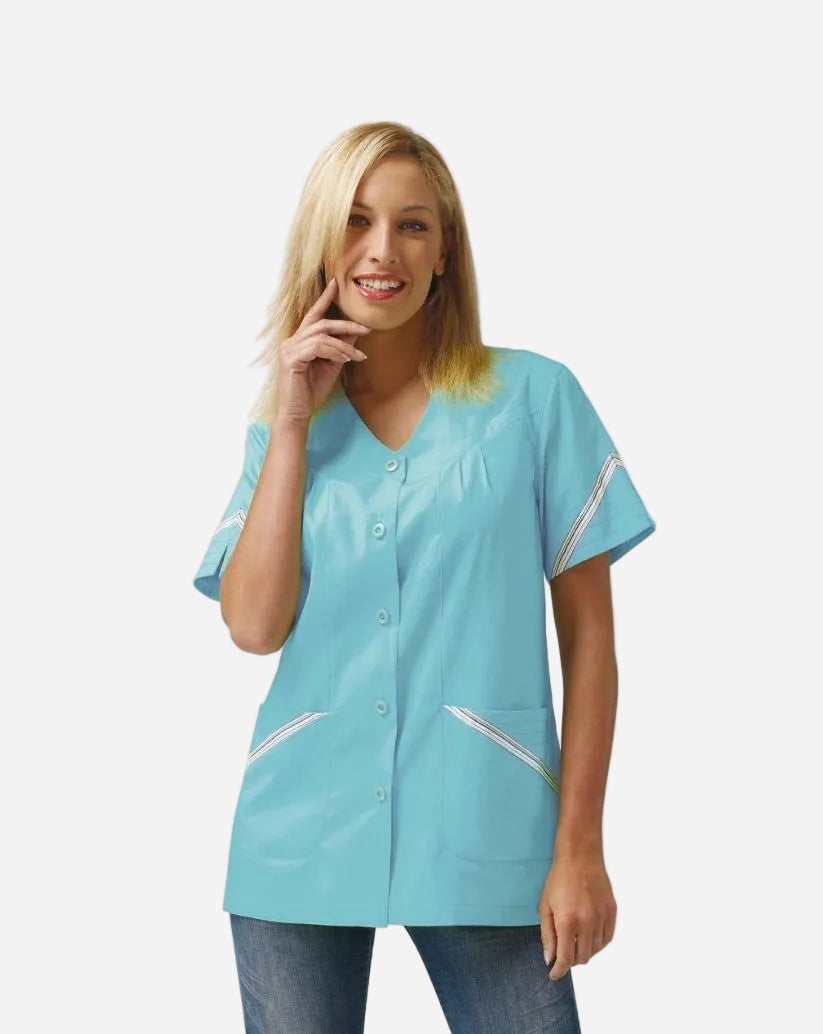 
Casacca donna turchese in tessuto stiro facile con bottoni centrali, scollo a V, maniche corte e tasche con profili contrasto.