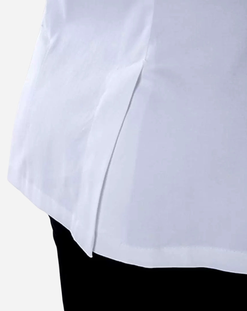 Giacca donna bianca in cotone elasticizzato con collo alla coreana, abbottonatura nascosta, maniche lunghe e vestibilità slim fit.