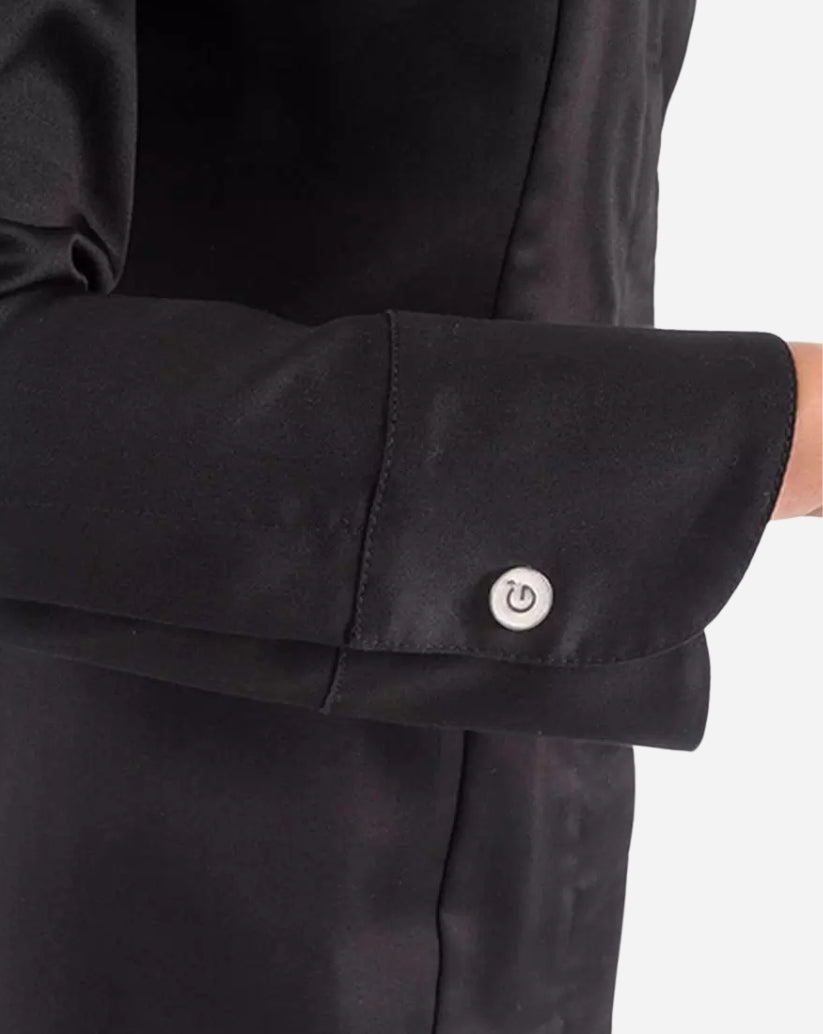 Giacca donna nera in cotone elasticizzato con collo alla coreana, abbottonatura nascosta, maniche lunghe e vestibilità slim fit.