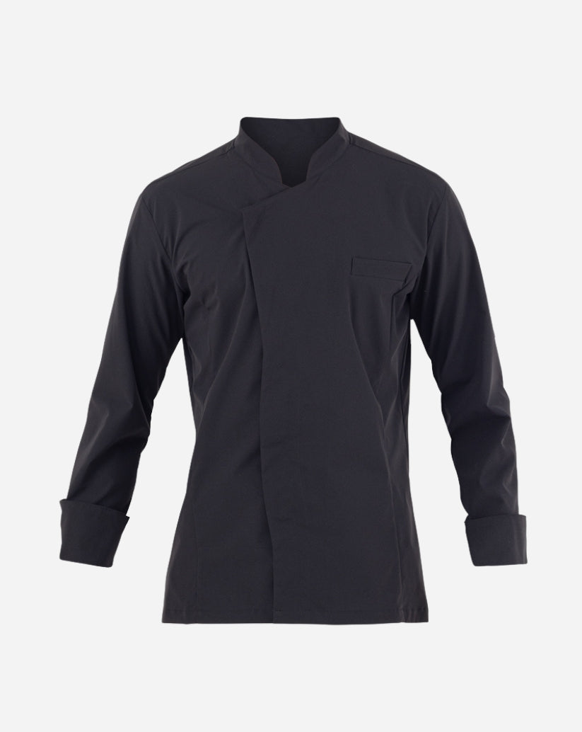 Giacca uomo nera in poliestere con collo alla coreana, abbottonatura nascosta, maniche lunghe e taschino sul petto.