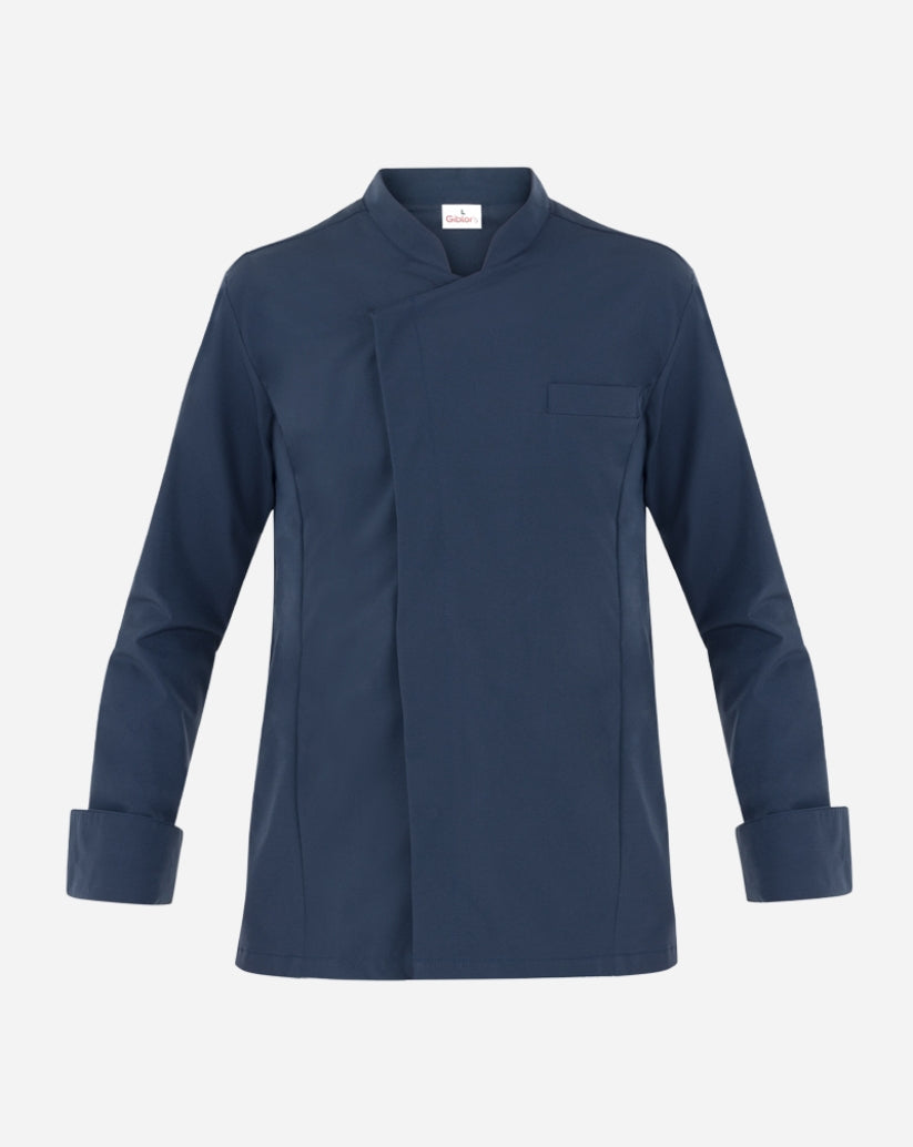 Giacca uomo blu in poliestere con collo alla coreana, abbottonatura nascosta, maniche lunghe e taschino sul petto.