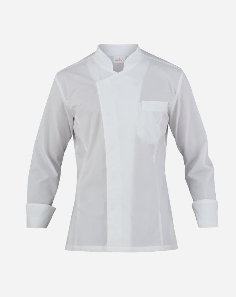 Giacca uomo bianca in poliestere con collo alla coreana, abbottonatura nascosta, maniche lunghe e taschino sul petto.