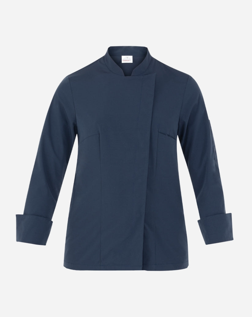 Giacca donna blu in poliestere con scollo alla coreana, abbottonatura nascosta, maniche lunghe e taschino sul petto.