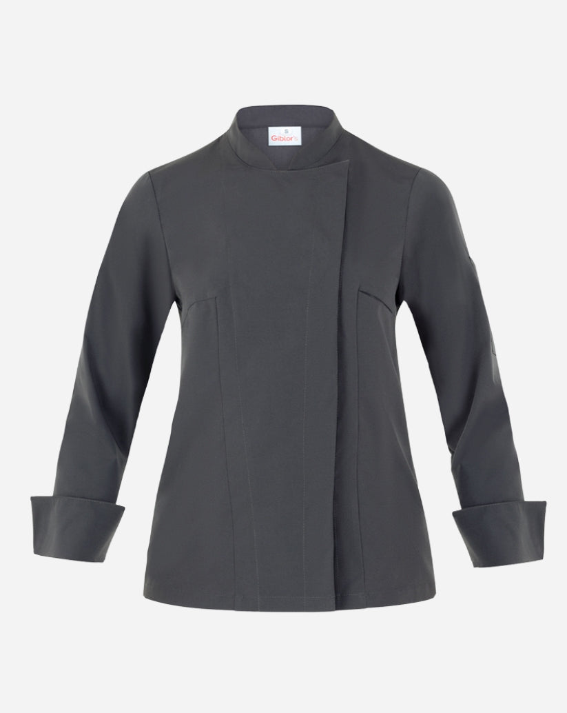 Giacca donna grigia in poliestere con scollo alla coreana, abbottonatura nascosta, maniche lunghe e taschino sul petto.