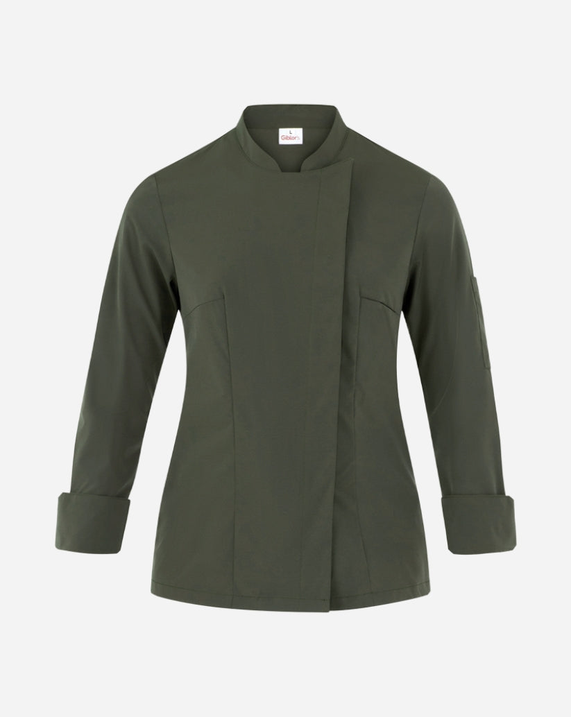 Giacca donna verde militare in poliestere con scollo alla coreana, abbottonatura nascosta, maniche lunghe e taschino sul petto.