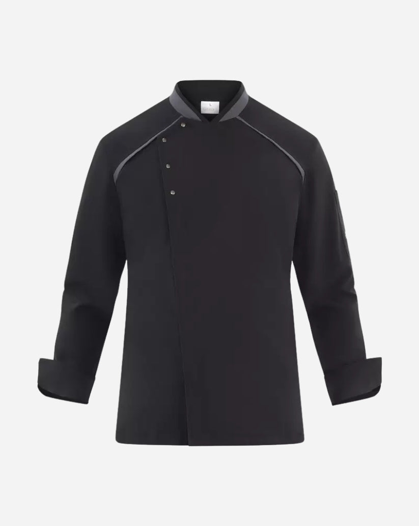Giacca uomo nera in poliestere con collo alla coreana, abbottonatura asimmetrica, maniche lunghe e rifiniture a contrasto.