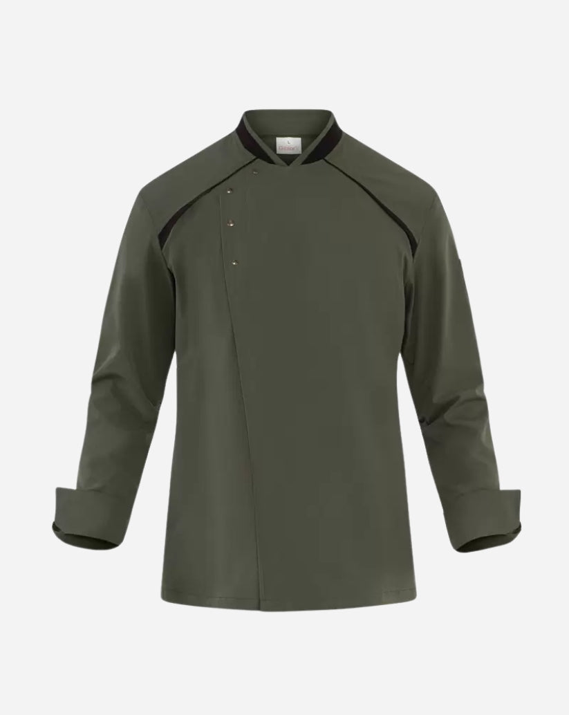 Giacca uomo verde militare in poliestere con collo alla coreana, abbottonatura asimmetrica, maniche lunghe e rifiniture a contrasto.