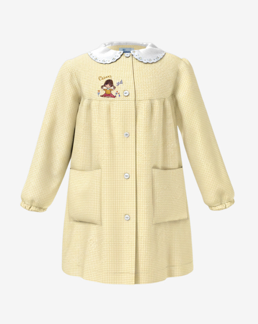 Grembiule da asilo con ricamo  per bambina in giallo a quadretti, con  colletto bianco a contrasto, allacciatura centrale con bottoni, due  tasche laterali e polsini elasticizzati.