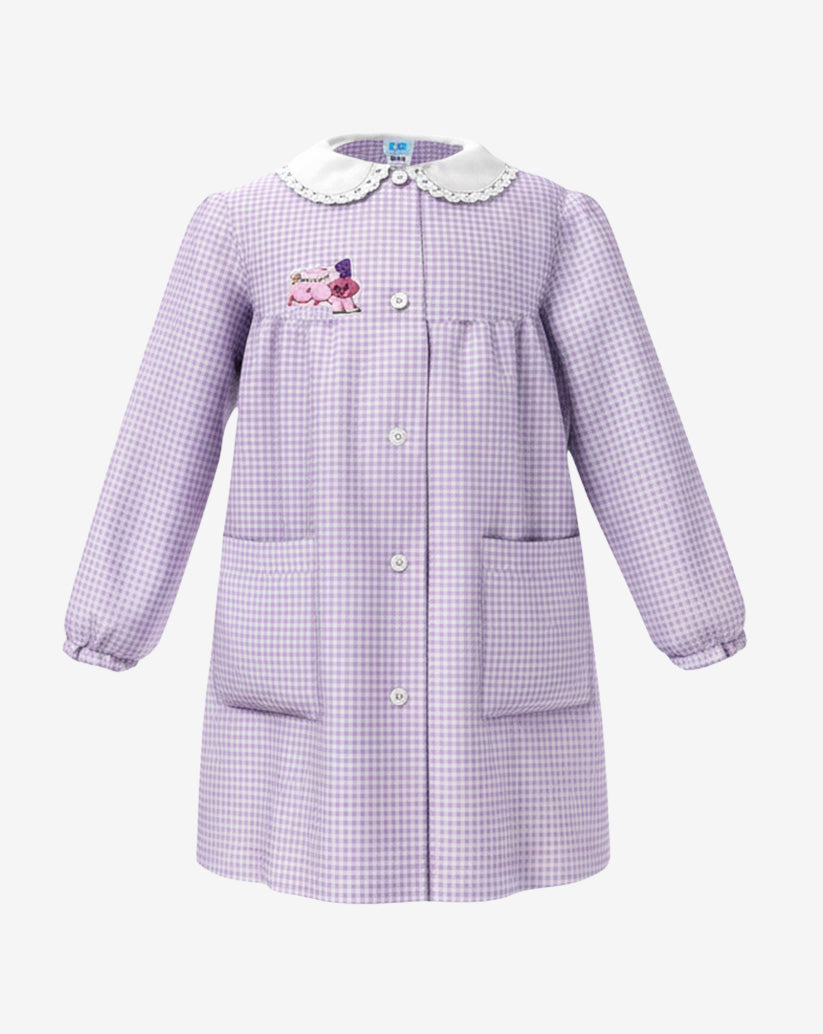 Grembiule da asilo con ricamo  per bambina in lilla a quadretti, con  colletto bianco a contrasto, allacciatura centrale con bottoni, due  tasche laterali e polsini elasticizzati.