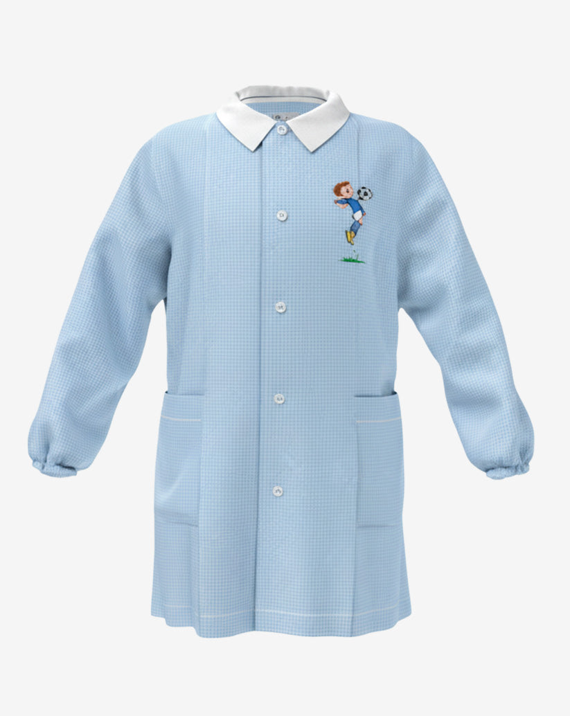 Grembiule da asilo con ricamo  per bambino in  azzurro a quadretti, con  colletto bianco a contrasto, allacciatura centrale con bottoni, due  tasche laterali e polsini elasticizzati.