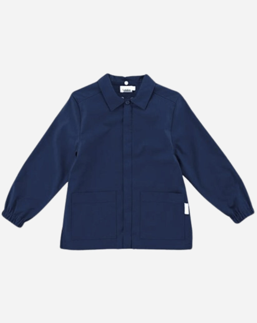 Casacca bimbo blu scuro in poliestere e cotone con colletto classico, chiusura centrale con zip nascosta e due tasche.