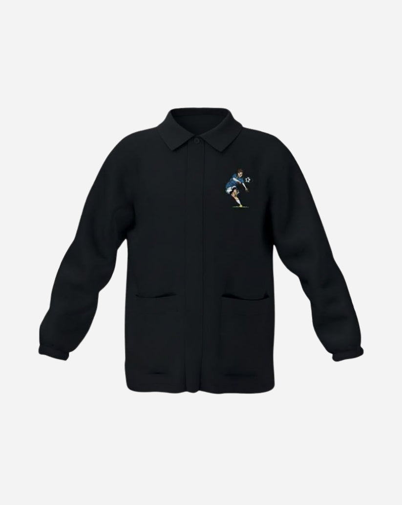 Casacca bimbo nero in poliestere e cotone con colletto classico, ricamo , chiusura centrale con zip nascosta e due tasche.