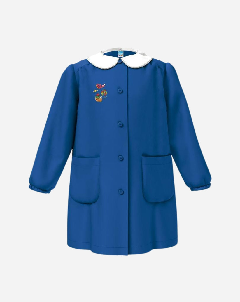 Grembiule bimba blu elettrico in poliestere e cotone con colletto bianco, ricamo , bottoni centrali e due tasche.