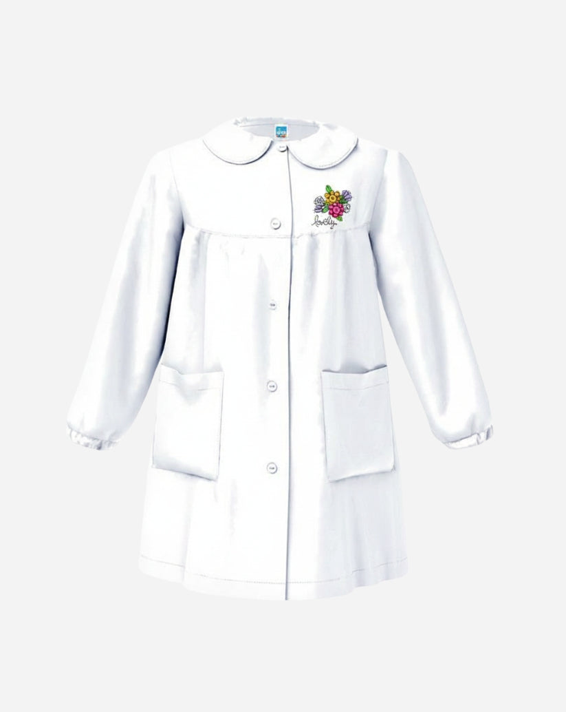Grembiule bimba bianco in poliestere e cotone con colletto bianco, ricamo , bottoni centrali e due tasche.