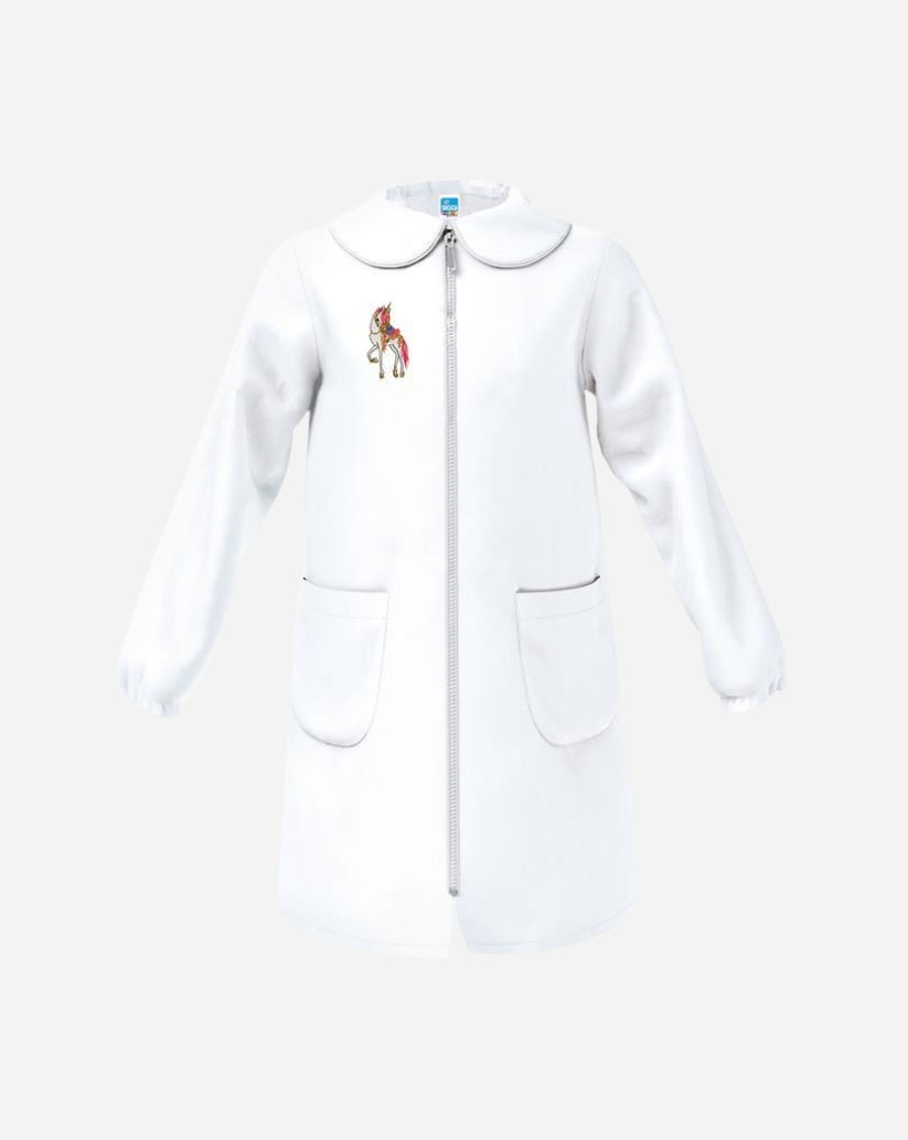 Grembiule bimba bianco in poliestere e cotone con colletto bianco, ricamo  chiusura centrale con zip e due tasche.