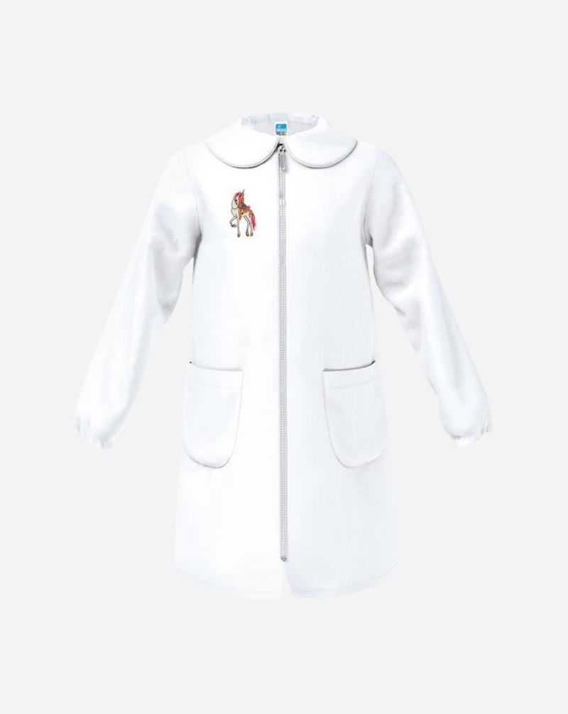 Grembiule bimba bianco in poliestere e cotone con colletto bianco, ricamo  chiusura centrale con zip e due tasche.