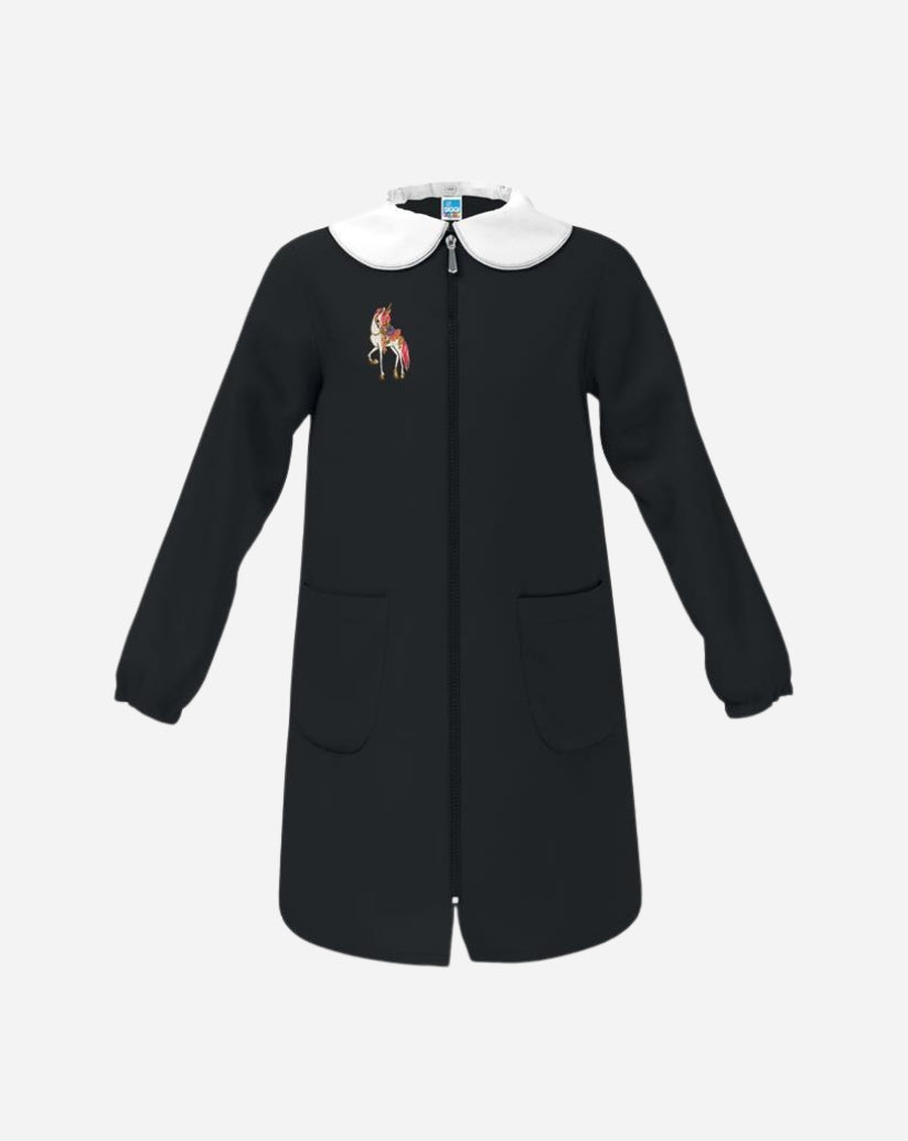 Grembiule bimba nero in poliestere e cotone con colletto bianco, ricamo  chiusura centrale con zip e due tasche.