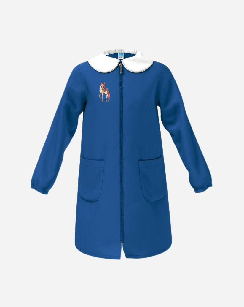 Grembiule bimba blu elettrico in poliestere e cotone con colletto bianco, ricamo  chiusura centrale con zip e due tasche.