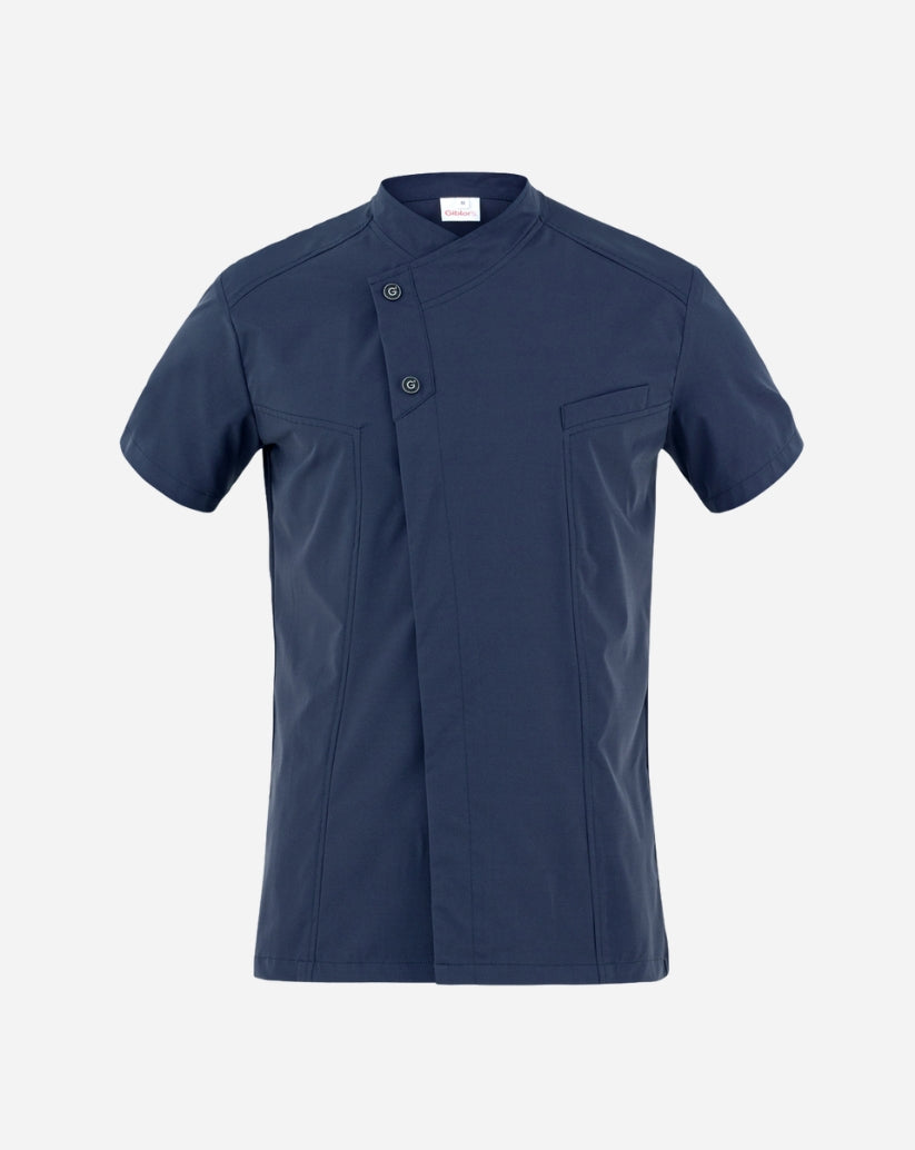 Giacca uomo blu  in poliestere con collo alla francese, abbottonatura nascosta, maniche corte e pannello in rete posteriore.